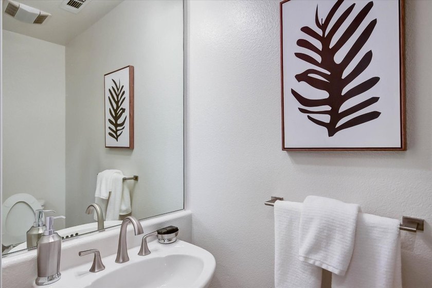 Wonderful bright, upgraded home with high ceilings. Immaculate - photo 17