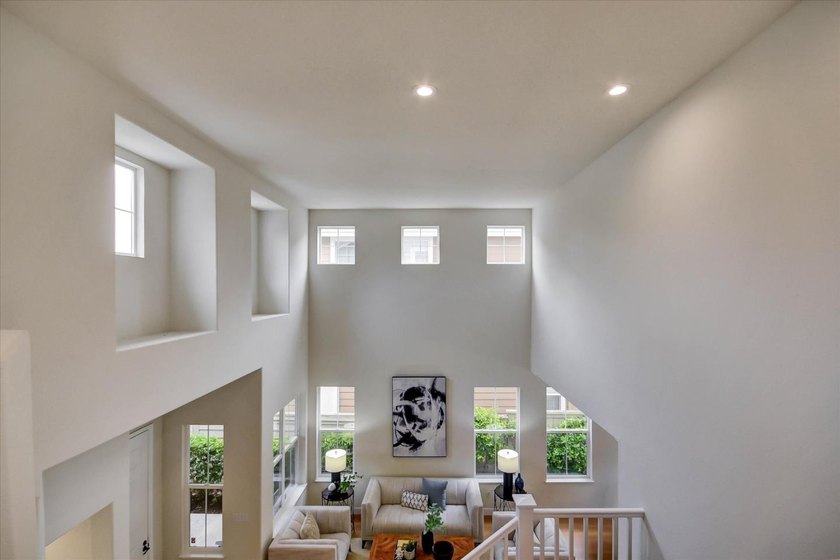 Wonderful bright, upgraded home with high ceilings. Immaculate - photo 21