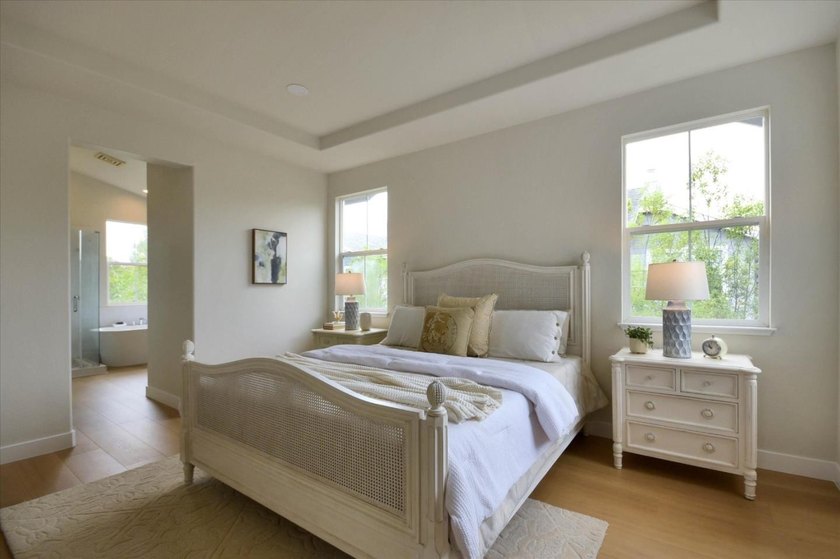 Wonderful bright, upgraded home with high ceilings. Immaculate - photo 24