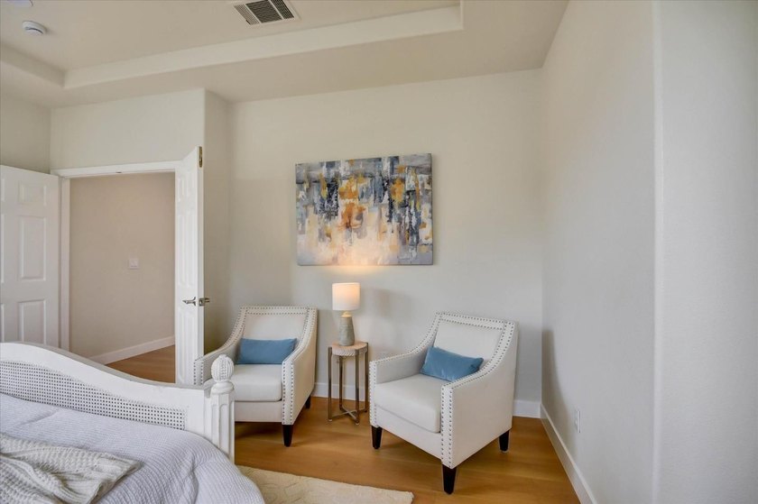 Wonderful bright, upgraded home with high ceilings. Immaculate - photo 25