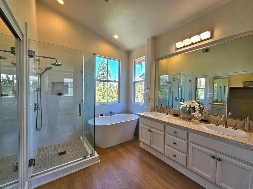Wonderful bright, upgraded home with high ceilings. Immaculate - photo 27