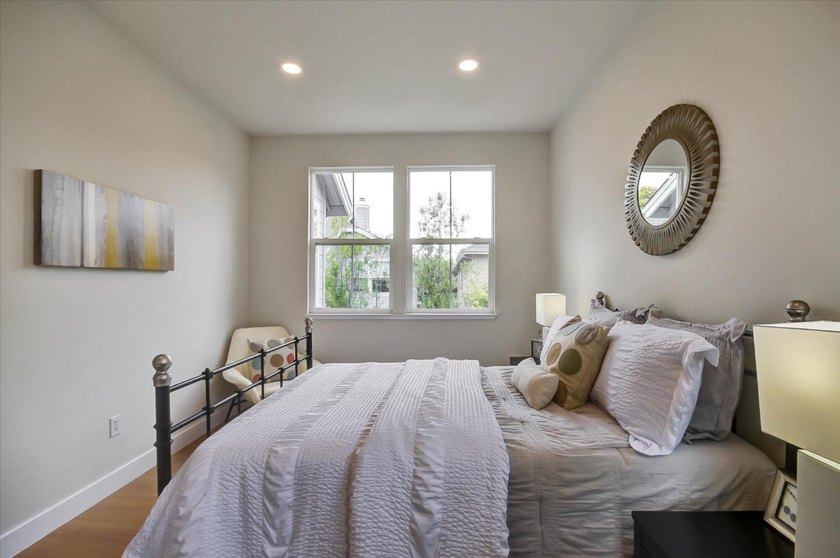 Wonderful bright, upgraded home with high ceilings. Immaculate - photo 30