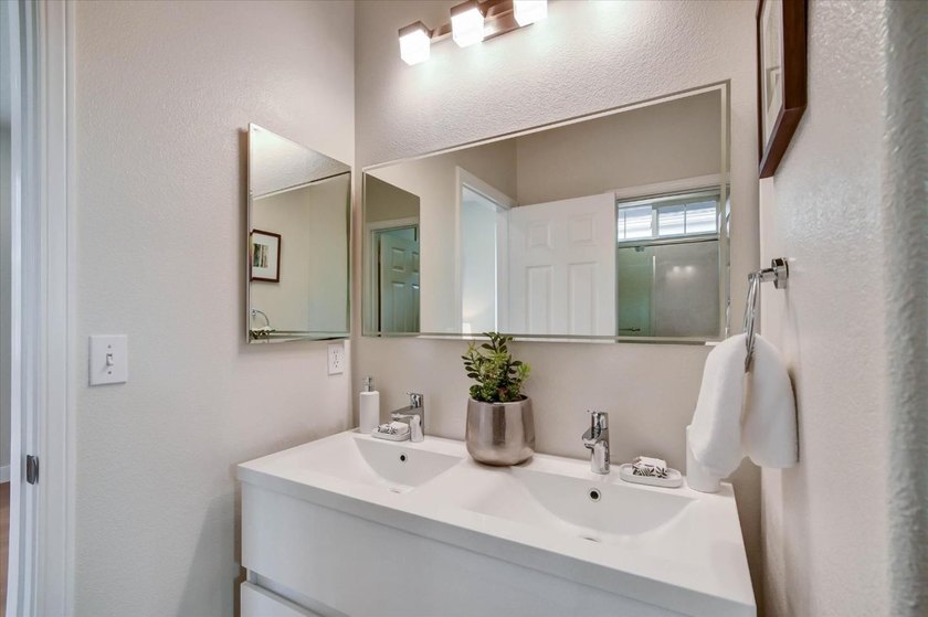 Wonderful bright, upgraded home with high ceilings. Immaculate - photo 31
