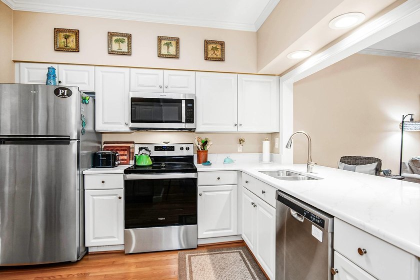 Welcome to this beautifully furnished 3-bedroom, 3-bath - photo 8