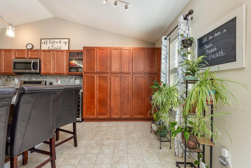 Welcome to Myrtle Grove Plantation! This fully updated 4 bedroom - photo 9