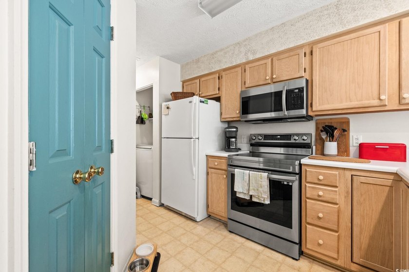 MOVE IN READY! FULLY FURNISHED! This beautiful end unit condo is - photo 8