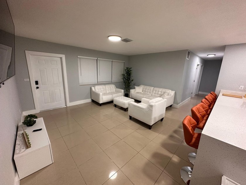 Spacious and fully equipped 4-bedroom, 4-bathroom one-story home - photo 13
