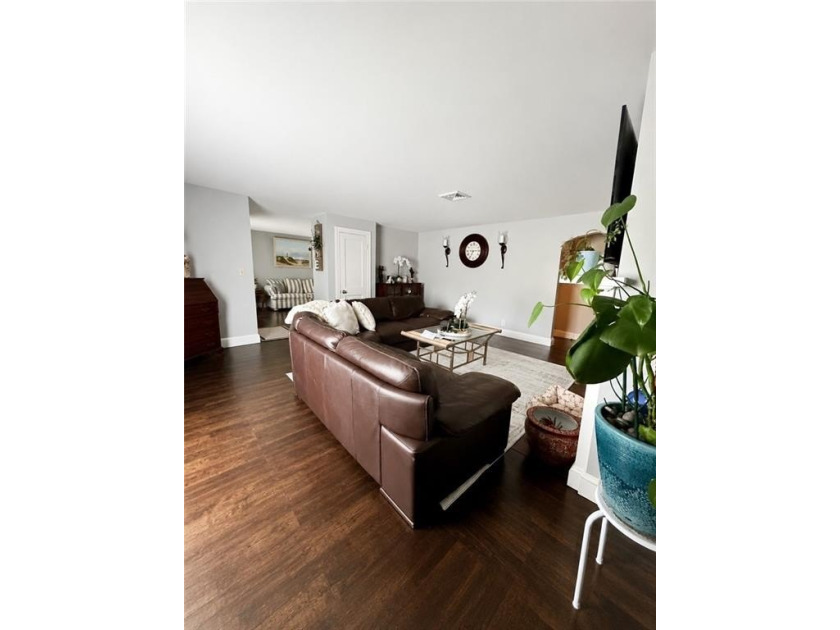 Welcome offers a comfortable layout with plenty of space to - photo 5
