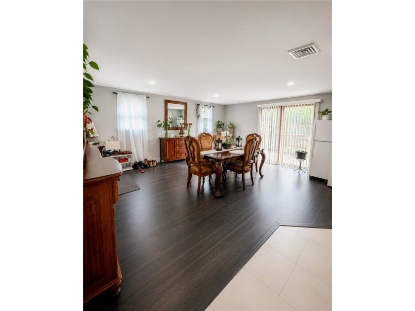 Welcome offers a comfortable layout with plenty of space to - photo 7