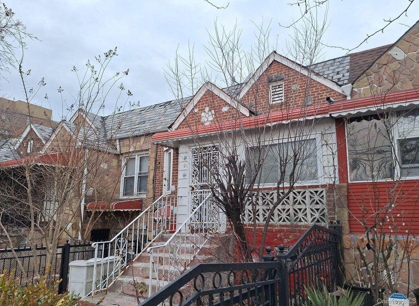 This Ranch Style Home Features 2 Bedrooms, Full Bath, Formal - photo 2