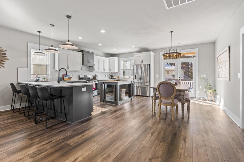 Move-in-ready three-bedroom raised beach home in Marshland Park - photo 6