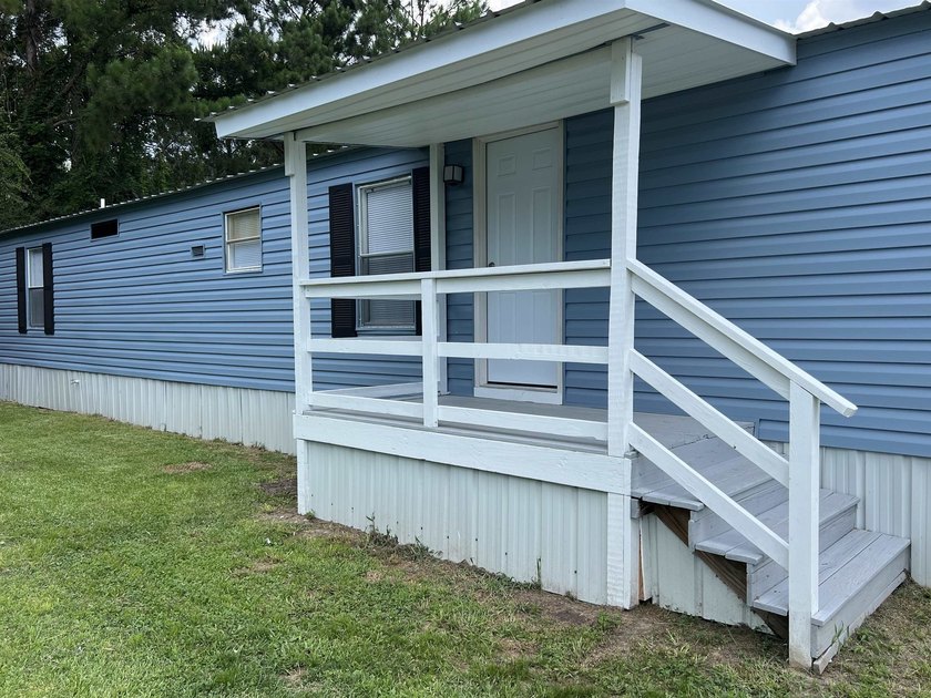 Quiet Living at it's Best! Beautifully remodeled 2Bed/ 1Bath - photo 2
