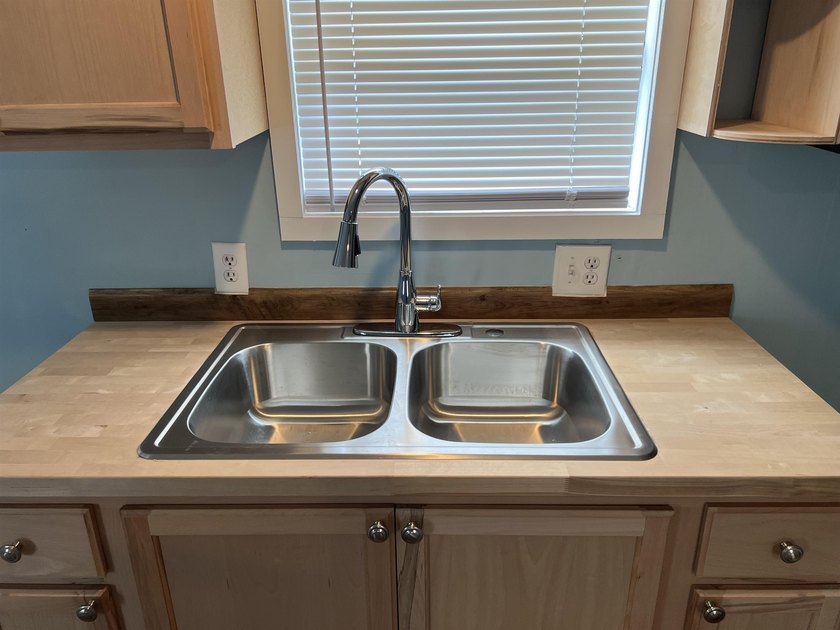 Quiet Living at it's Best! Beautifully remodeled 2Bed/ 1Bath - photo 6