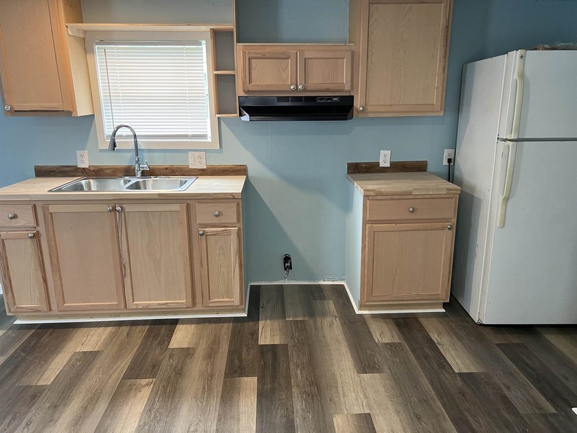 Quiet Living at it's Best! Beautifully remodeled 2Bed/ 1Bath - photo 9