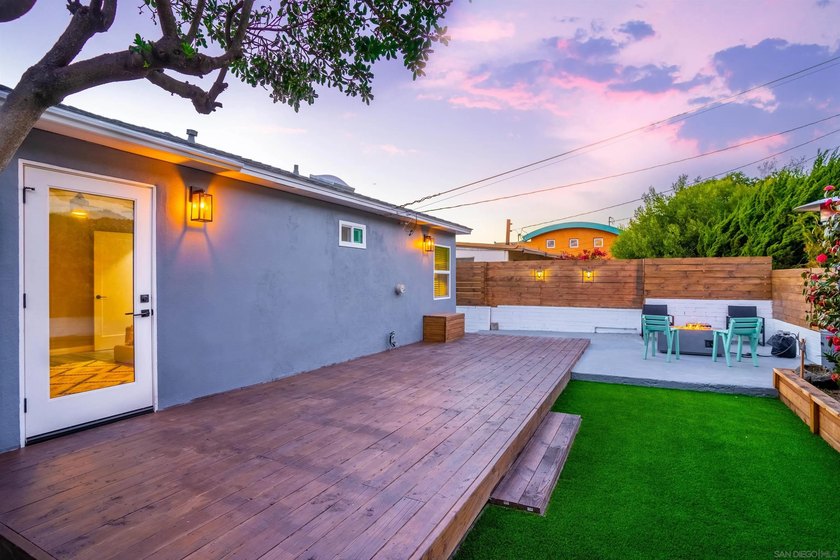 Perched on a quiet hillside in the highly sought-after Loma - photo 8