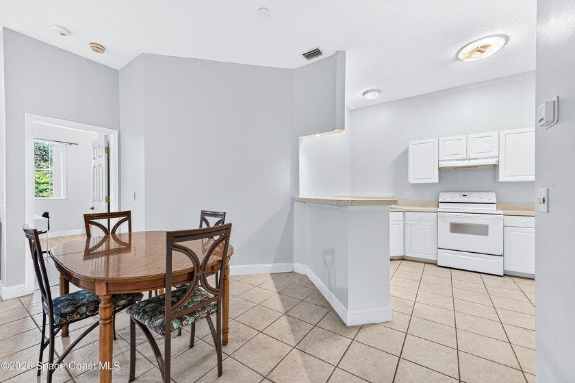 Welcome to this duplex w/soaring ceilings in the gated community - photo 11