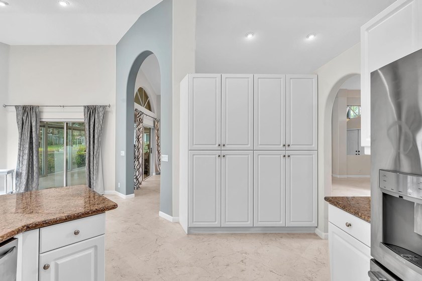 Gorgeous 3BR/2.5BA Mediterranean with panoramic full lake views - photo 15