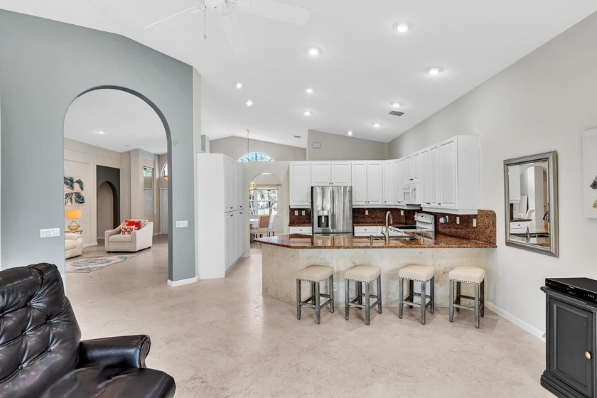 Gorgeous 3BR/2.5BA Mediterranean with panoramic full lake views - photo 17