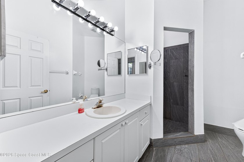 Welcome to this duplex w/soaring ceilings in the gated community - photo 20