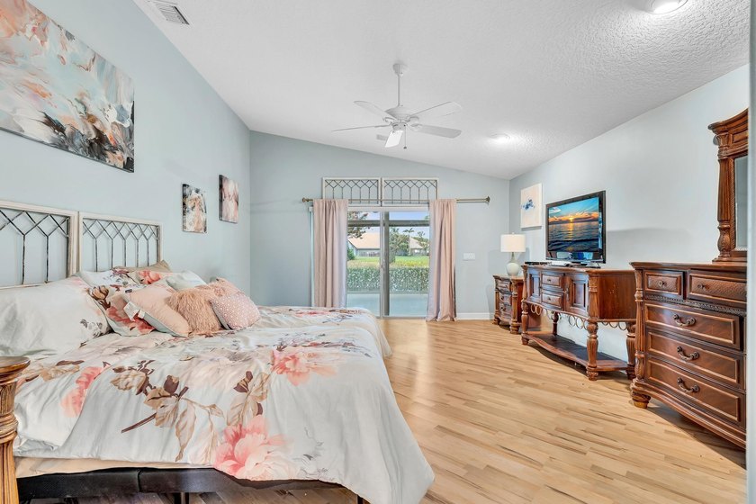 Gorgeous 3BR/2.5BA Mediterranean with panoramic full lake views - photo 23