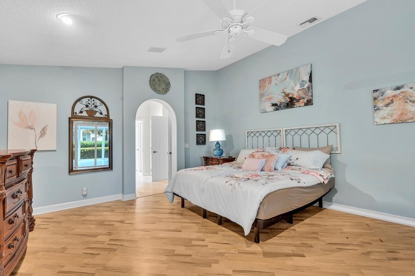 Gorgeous 3BR/2.5BA Mediterranean with panoramic full lake views - photo 24