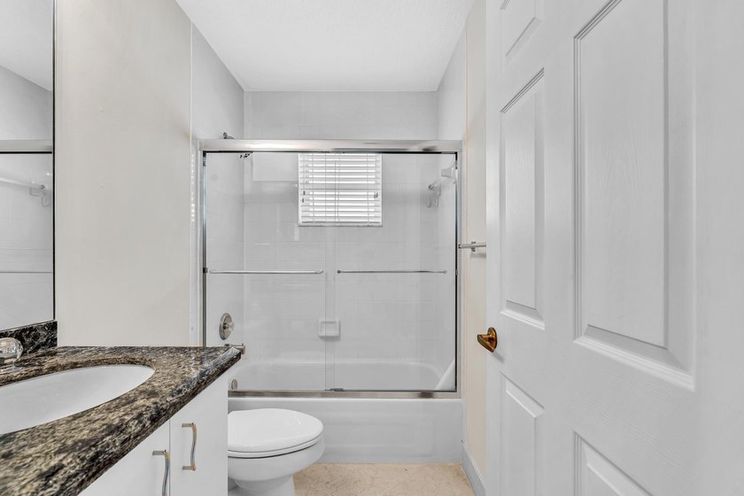 Gorgeous 3BR/2.5BA Mediterranean with panoramic full lake views - photo 31