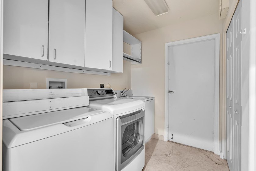 Gorgeous 3BR/2.5BA Mediterranean with panoramic full lake views - photo 36