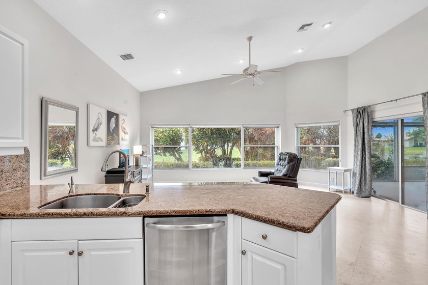 Gorgeous 3BR/2.5BA Mediterranean with panoramic full lake views - photo 41