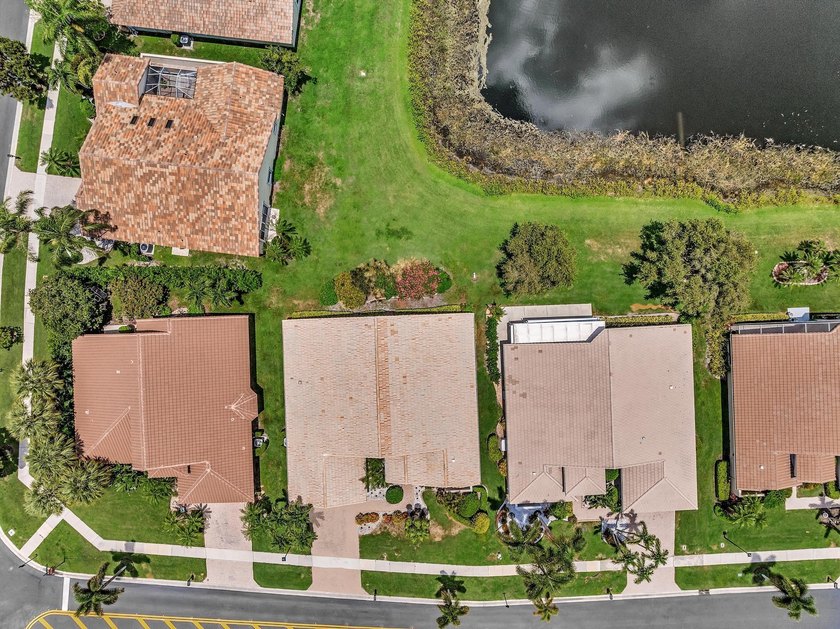Gorgeous 3BR/2.5BA Mediterranean with panoramic full lake views - photo 48