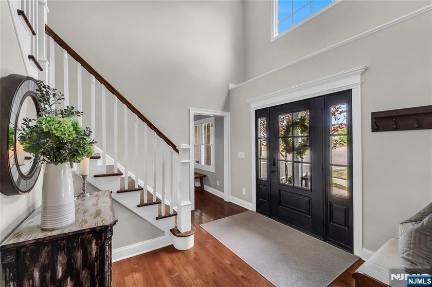 Welcome to 11 Amelia Drive in Old Tappan - a fully upgraded - photo 3