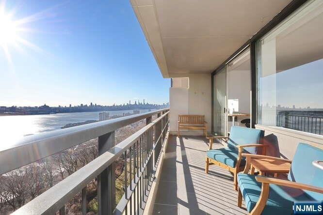 Welcome to an exceptional one bedroom, one full bath duplex - photo 2