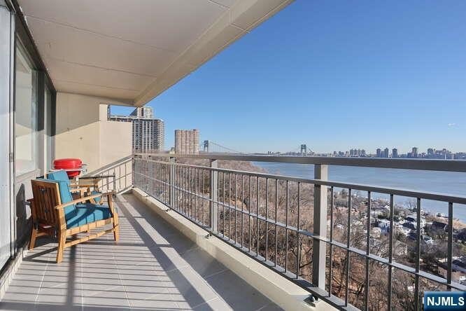 Welcome to an exceptional one bedroom, one full bath duplex - photo 3