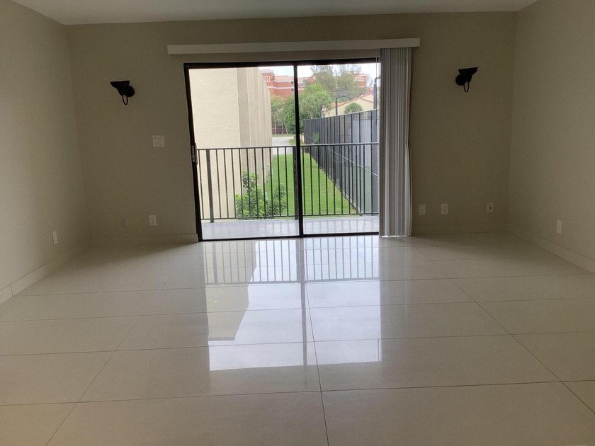 This beautifully renovated 2-bedroom, 2-bathroom townhouse is - photo 8
