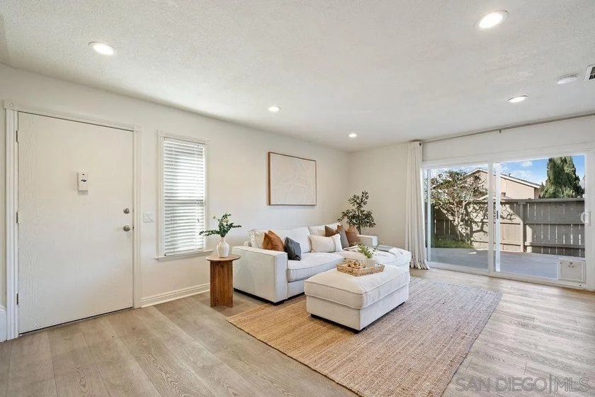 Rare opportunity to own a lovingly maintained 3-bedroom - photo 4