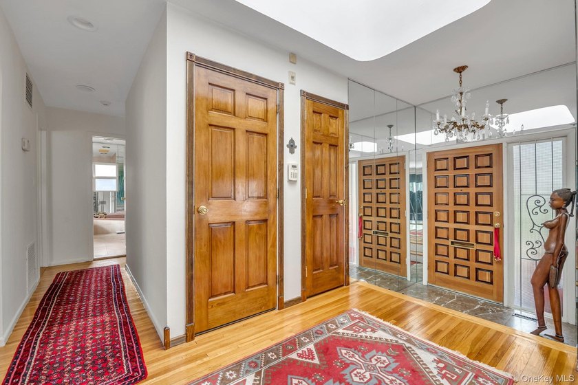 Fabulous 3 Bed, 3 Bath Raised Ranch In Great Neck Estates! A - photo 3