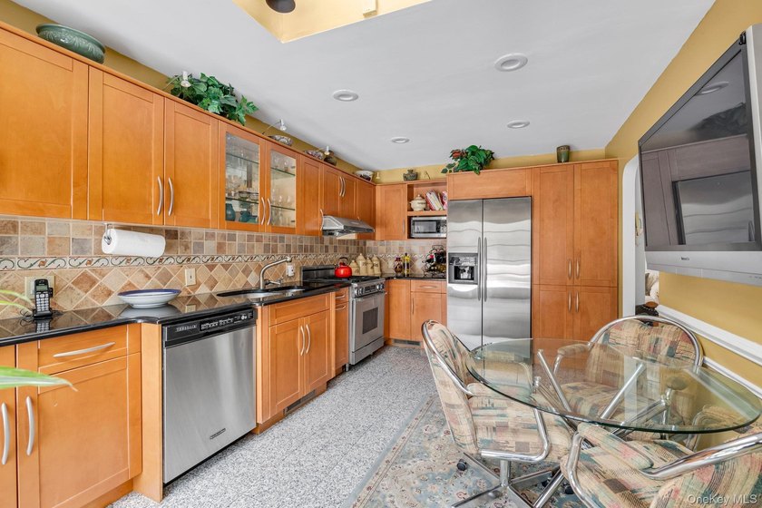 Fabulous 3 Bed, 3 Bath Raised Ranch In Great Neck Estates! A - photo 10