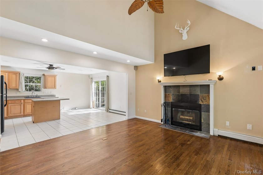 Welcome to this beautifully maintained 4-bedroom, 2-bathroom - photo 3