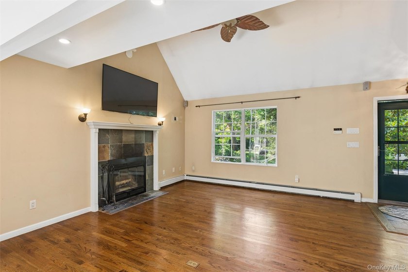 Welcome to this beautifully maintained 4-bedroom, 2-bathroom - photo 4