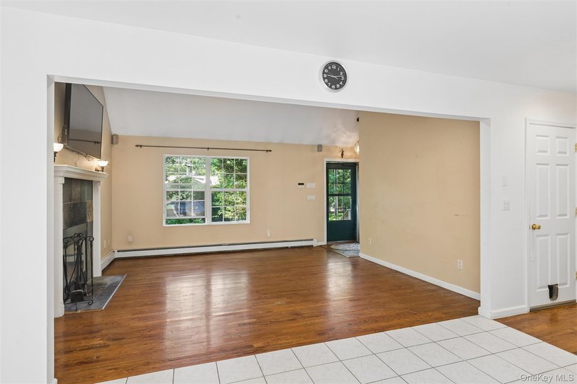 Welcome to this beautifully maintained 4-bedroom, 2-bathroom - photo 5