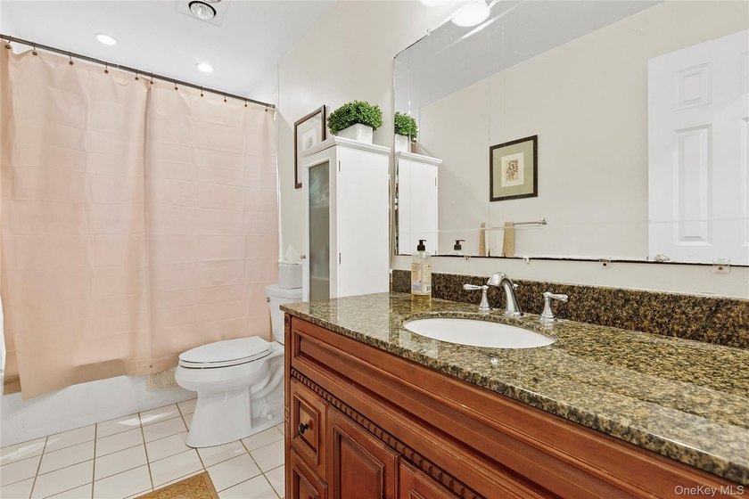 Welcome to this beautifully maintained 4-bedroom, 2-bathroom - photo 9