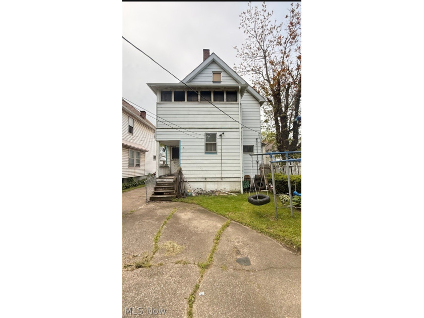 This is a charming 3 bedroom, 1.5 bathroom colonial located in - photo 2
