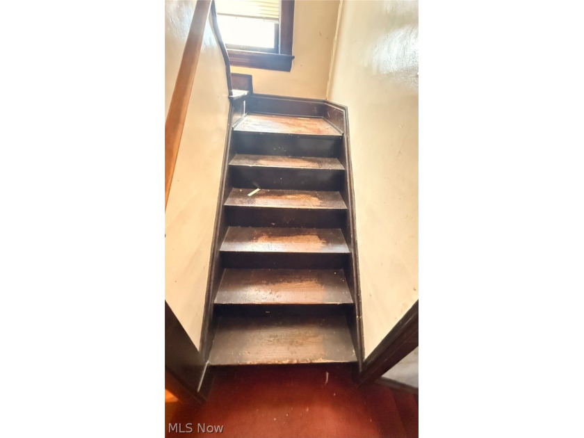 This is a charming 3 bedroom, 1.5 bathroom colonial located in - photo 4