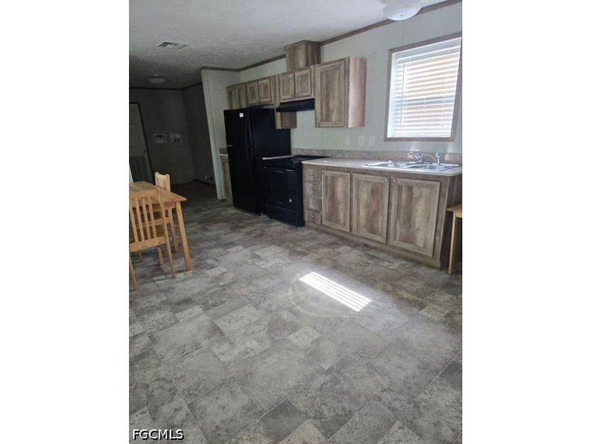 2018 manufactured home situated on a corner lot featuring 2 - photo 3