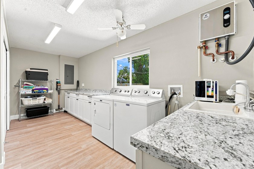 Fully renovated CBS home situated on an over sized .33 acre lot - photo 33