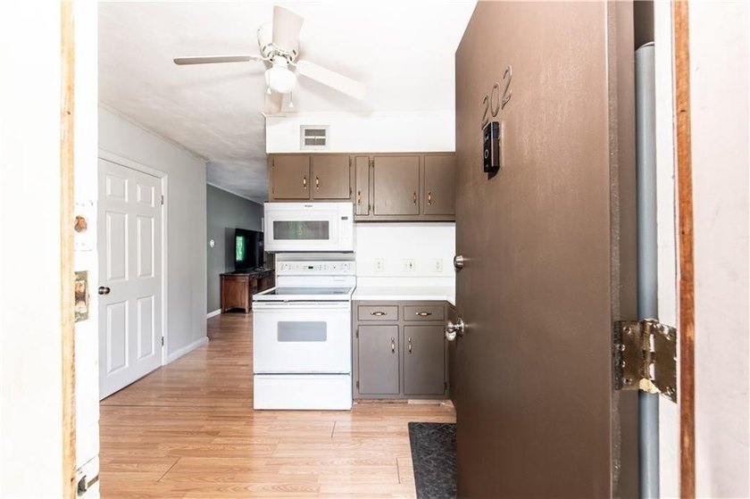 Seller Relocation for work! Fantastic opportunity to own a - photo 3