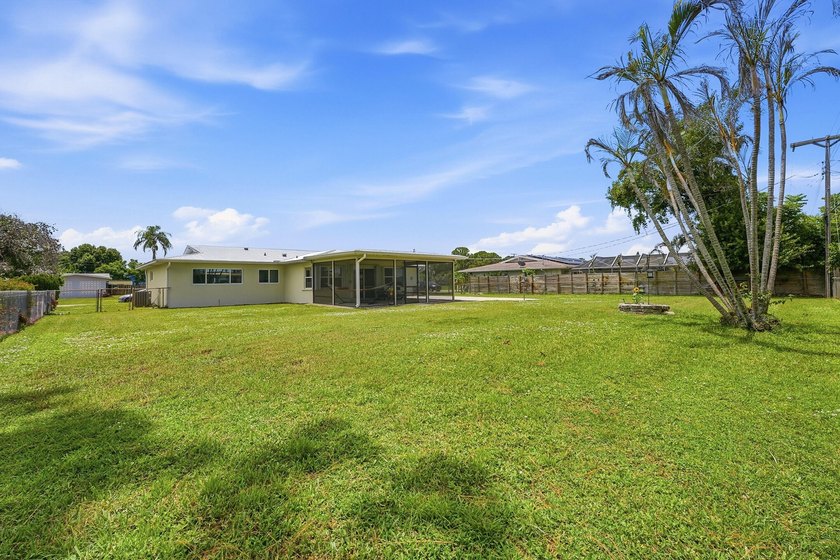 Fully renovated CBS home situated on an over sized .33 acre lot - photo 38