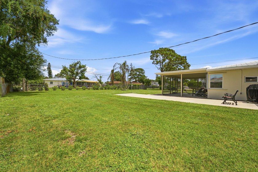 Fully renovated CBS home situated on an over sized .33 acre lot - photo 40