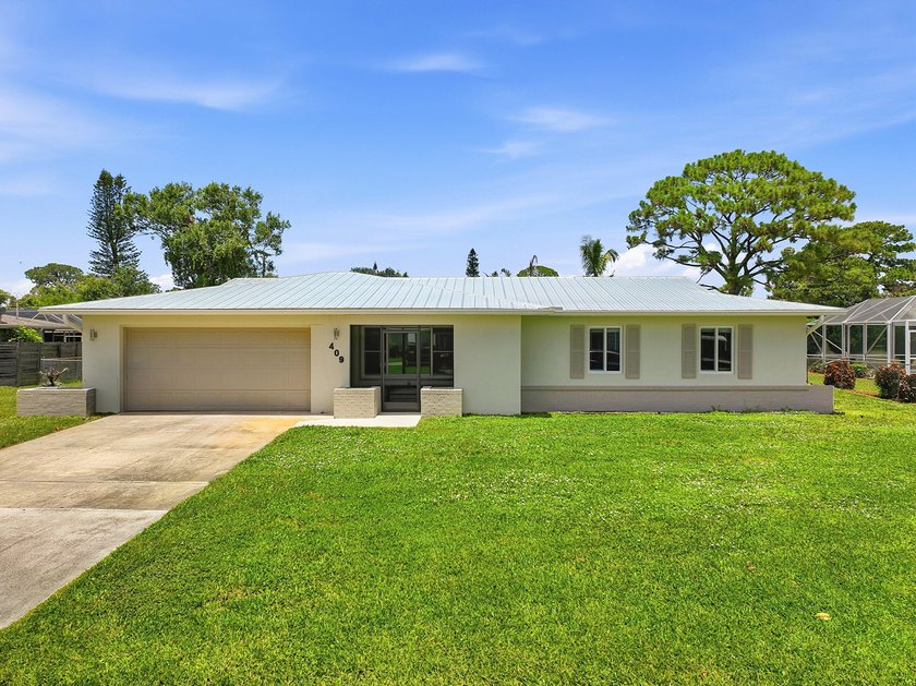 Fully renovated CBS home situated on an over sized .33 acre lot - photo 41