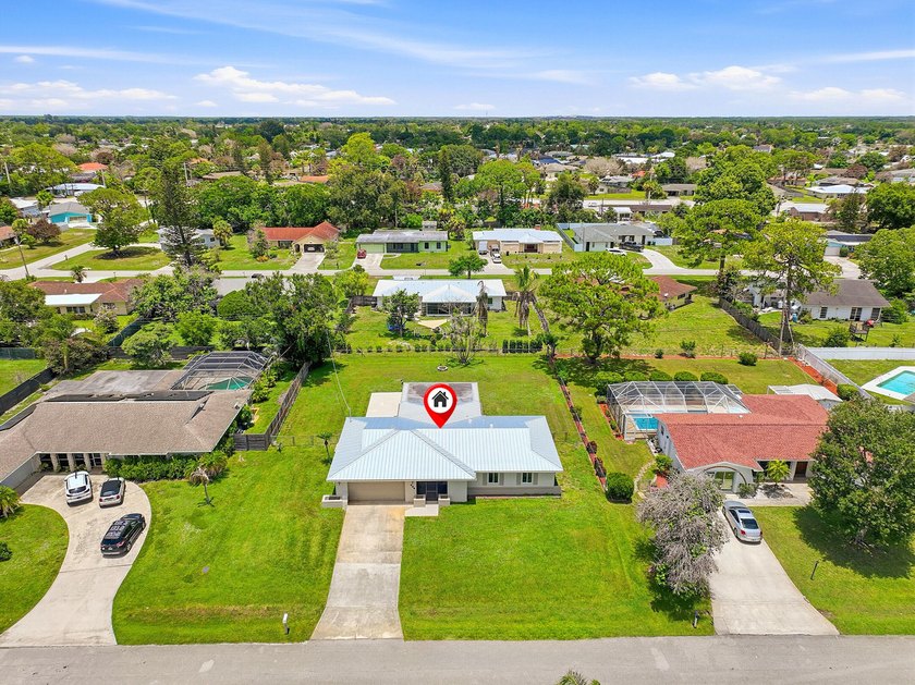 Fully renovated CBS home situated on an over sized .33 acre lot - photo 43