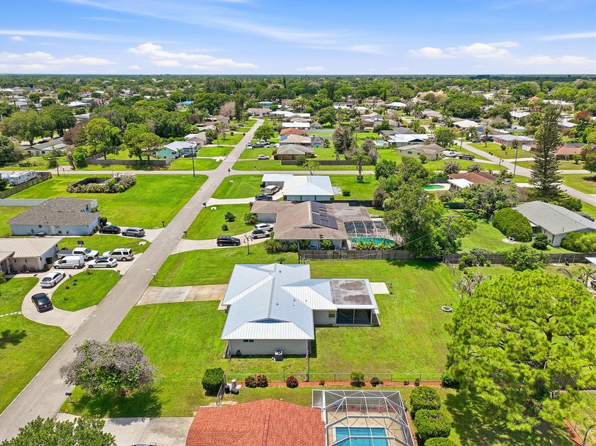 Fully renovated CBS home situated on an over sized .33 acre lot - photo 44